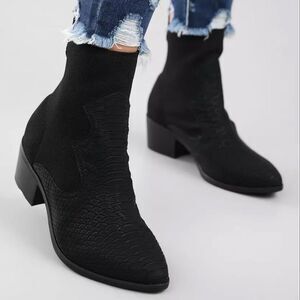 MIA black Textured Ankle Boot size 9.